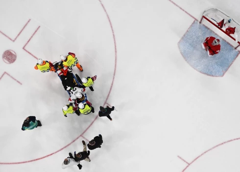 Fialam uz ledus tika sniegta pirmā palīdzība un laukumu viņš atstāja uz nestuvēm. 