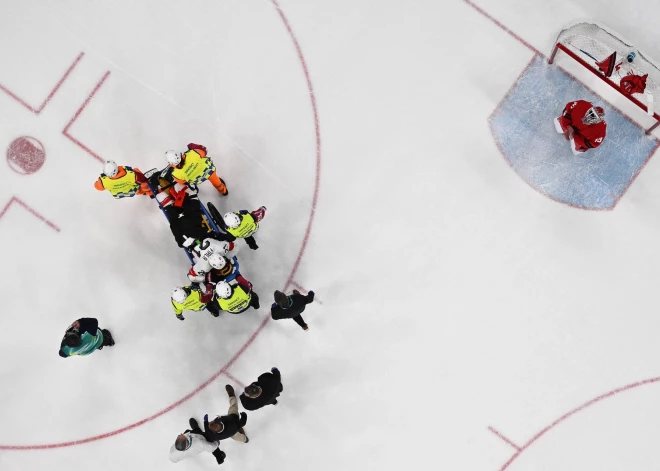 Šveices uzbrucējs Fiala nogādāts slimnīcā; traumas dēļ viņam olimpiskās spēles noslēgušās