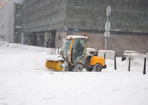 Vecrīgā un Rīgas vēsturiskajā centrā turpinās ietvju tīrīšana.