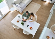 Aptauja: jaunāki pāri labprātāk saglabā finansiālo neatkarību