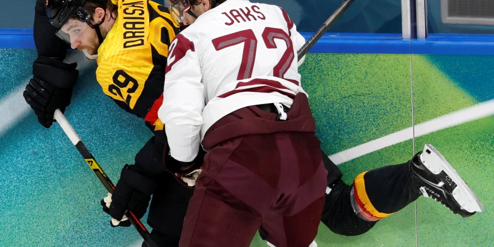 Jānis Jaks iespiež apmalē Leonu Draizaitlu (foto: Scanpix / Reuters)