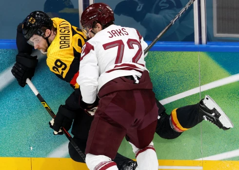 Jānis Jaks iespiež apmalē Leonu Draizaitlu (foto: Scanpix / Reuters)