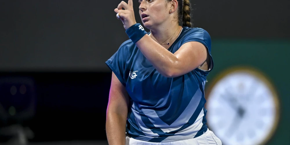 Aļona Ostapenko ar taivānieti Sje dramatiskā cīņā izlaida no rokām uzvaru Dohas turnīrā