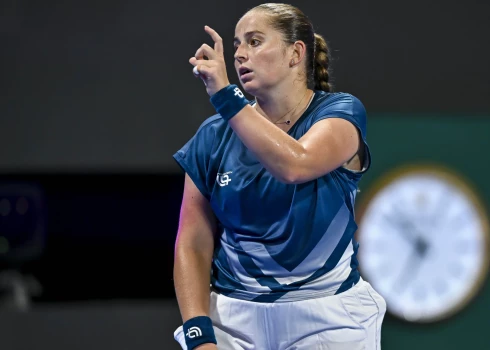 Aļona Ostapenko ar taivānieti Sje dramatiskā cīņā izlaida no rokām uzvaru Dohas turnīrā