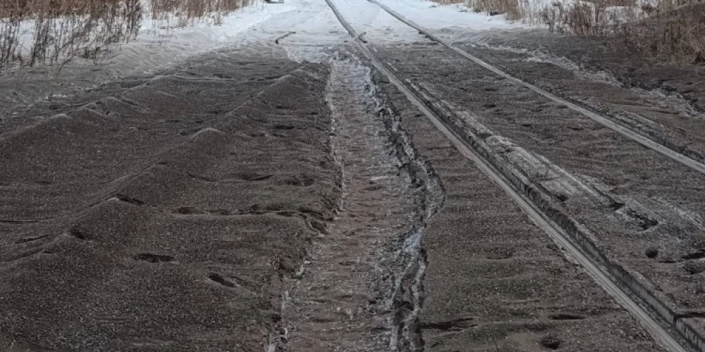 Жители Лиепаи в этом месяце обеспокоены черным снегом в окрестностях цементного завода CBT.