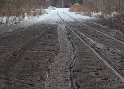 Жители Лиепаи в этом месяце обеспокоены черным снегом в окрестностях цементного завода CBT.