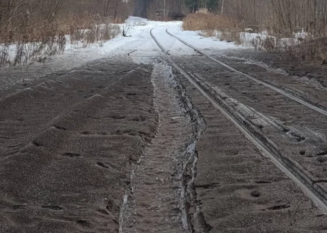 В одном из районов Лиепаи снег стал черным - жители требуют проверки