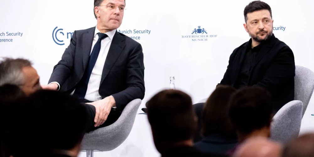 NATO ģenerālsekretārs Marks Rute un Ukrainas prezidents Volodimirs Zelenskis