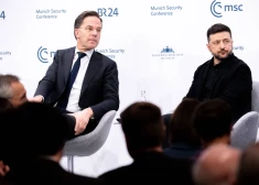 Zelenskis ironizē par Putina apsēstību ar karu un rakņāšanos vēsturē, iesaka pamieru saistīt ar vēlēšanām pašā Krievijā