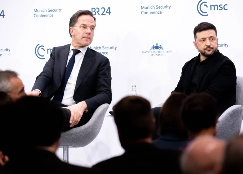 NATO ģenerālsekretārs Marks Rute un Ukrainas prezidents Volodimirs Zelenskis