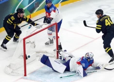 Zviedrijas hokejisti atgūstas no somu šoka un sagādā pirmo zaudējumu Slovākijai