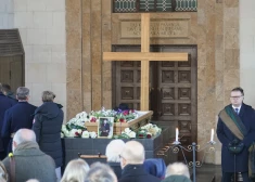 FOTO: pēdējā gaitā pavadīts latvietības iedvesmotājs Austris Grasis