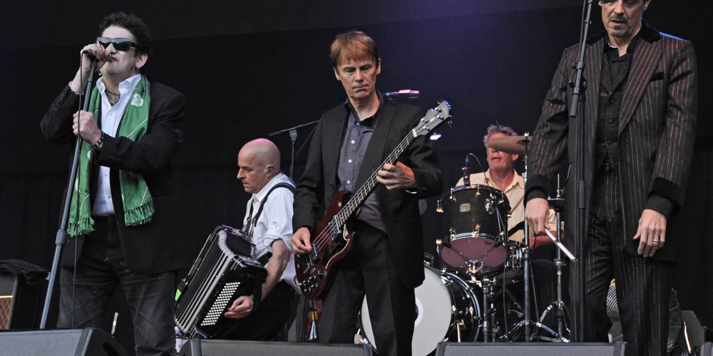 "The Pogues" koncerts 2012. gadā. Solists Šeins Makgovans nomira 2023. gadā. Bundzinieks Endrū Rankens aizgāja aizsaulē šogad 10. februārī.