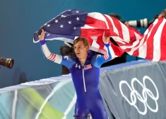 ASV ātrslidotājs Džordans Stolzs triumfē 500 metru distancē, pirms tam uzvarot divtik garā distancē