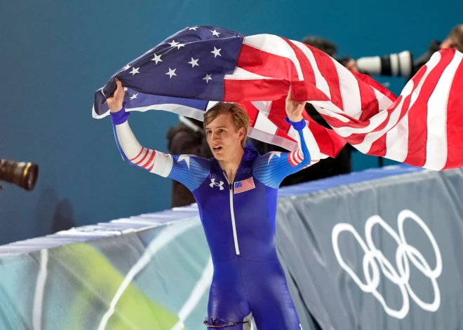 ASV ātrslidotājs Džordans Stolzs triumfē 500 metru distancē, pirms tam uzvarot divtik garā distancē