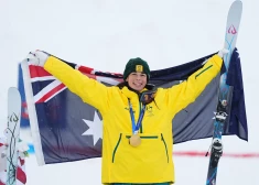 Austrāliete Džakara Entonija kļūst par pirmo olimpisko čempioni duālajā mogulā