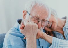 Omītei 85 vecumā jaunas attiecības... Iveta: "Pansionātu vadība pret pāriem ir atsaucīga"