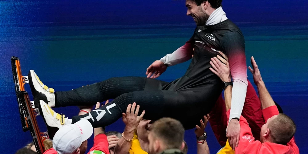 Roberts Krūzbergs Latvijai atnesis pirmo medaļu olimpisko spēļu šorttreka sacensībās (foto: Scanpix / AP)