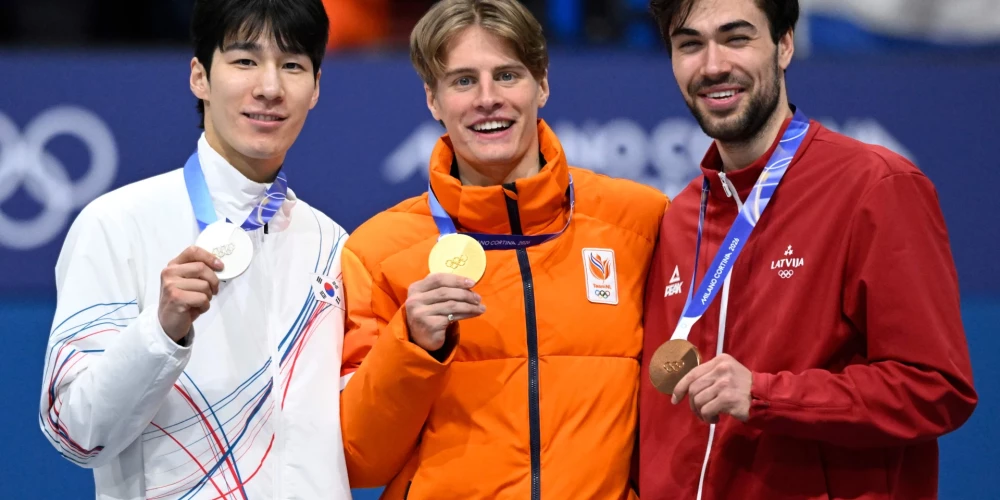 No kreisās: Dienvidkorejas sportists Dēhons Hvans, nīderlandietis Jenss van't Vouts un Roberts Krūzbergs.