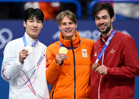 No kreisās: Dienvidkorejas sportists Dēhons Hvans, nīderlandietis Jenss van't Vouts un Roberts Krūzbergs.