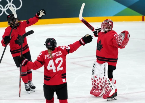 Ja nenotiks pārsteigumi, olimpiskajām čempionēm kanādietēm būs iespēja finālā revanšēties pasaules čempionēm amerikānietēm (foto: Scanpix / AP)