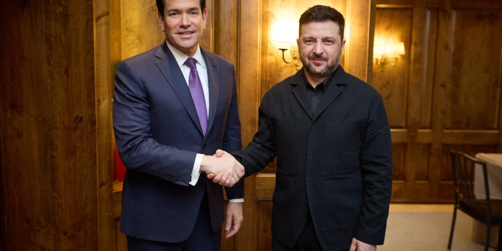 Ukrainas prezidents Volodimirs Zelenskis ticies ar ASV valsts sekretāru Marku Rubio.