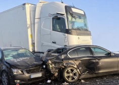 ВИДЕО: столкновение восьми автомобилей заблокировало Кекавскую окружную дорогу
