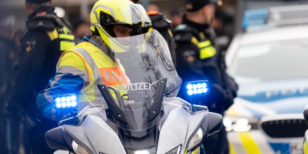 Vācijas policija pērn reģistrējusi vairāk politiski motivētu vardarbīgu noziegumu, ko pastrādājuši labējie ekstrēmisti.