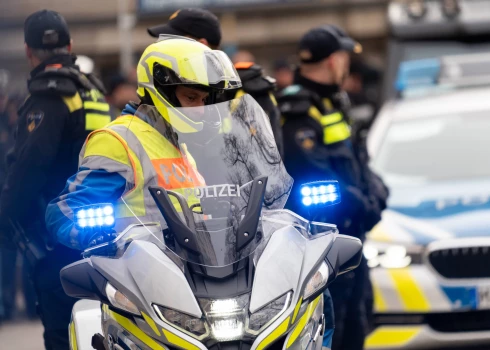 Vācijas policija pērn reģistrējusi vairāk politiski motivētu vardarbīgu noziegumu, ko pastrādājuši labējie ekstrēmisti.