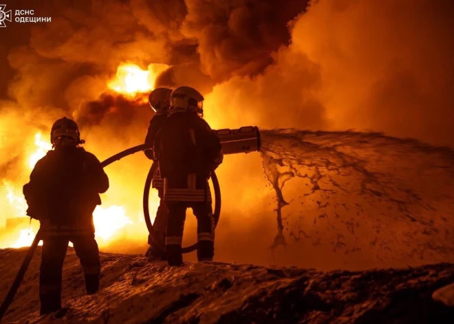 Krievijas dronu uzbrukumā Odesai cietusi dzelzceļa infrastruktūra; izcēlies plašs ugunsgrēks