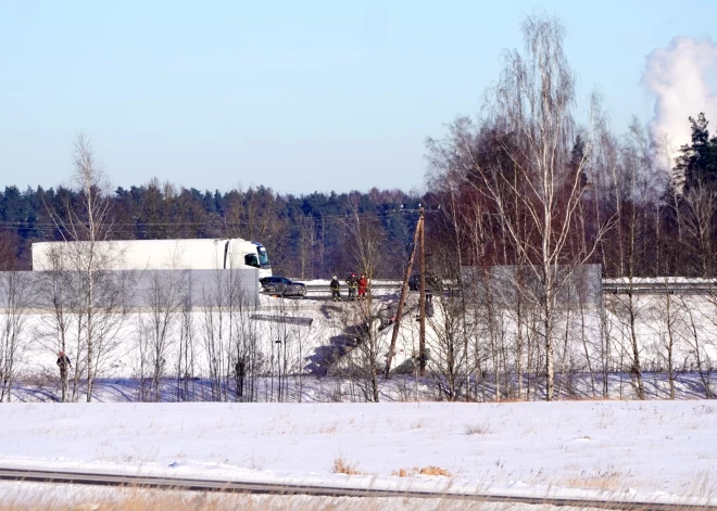 Uz Bauskas šosejas notikusi astoņu automašīnu sadursme.