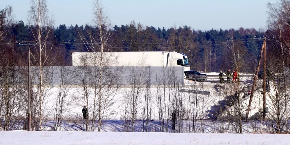 Авария произошла на 18-м километре Баусского шоссе (A7), то есть на участке Кекавской объездной между Катлакалнсом и Рижской окружной дорогой, ближе к окружной.