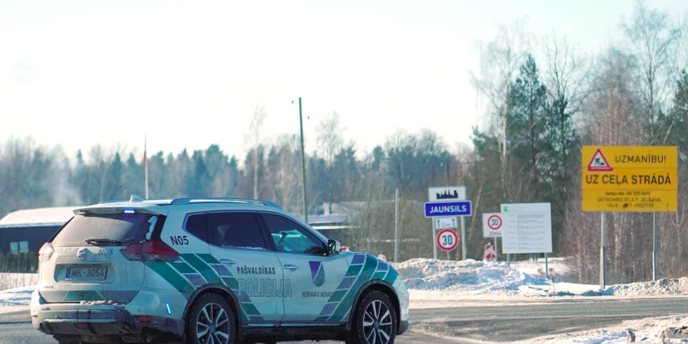 Pašvaldības policija bloķējusi satiksmi piekļuvei avārijas vietai, kur notikusi astoņu automašīnu sadursme, no kurām seši ir vieglie transportlīdzekļi un divi - kravas.
