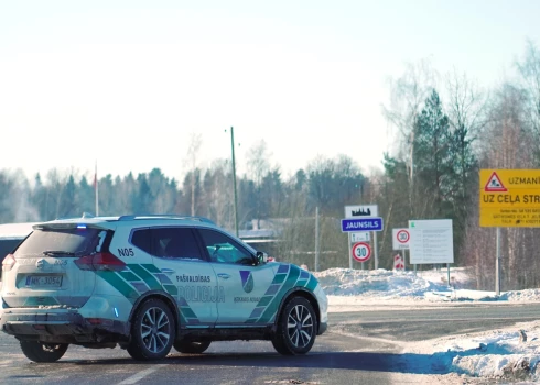 Pašvaldības policija bloķējusi satiksmi piekļuvei avārijas vietai, kur notikusi astoņu automašīnu sadursme, no kurām seši ir vieglie transportlīdzekļi un divi - kravas.