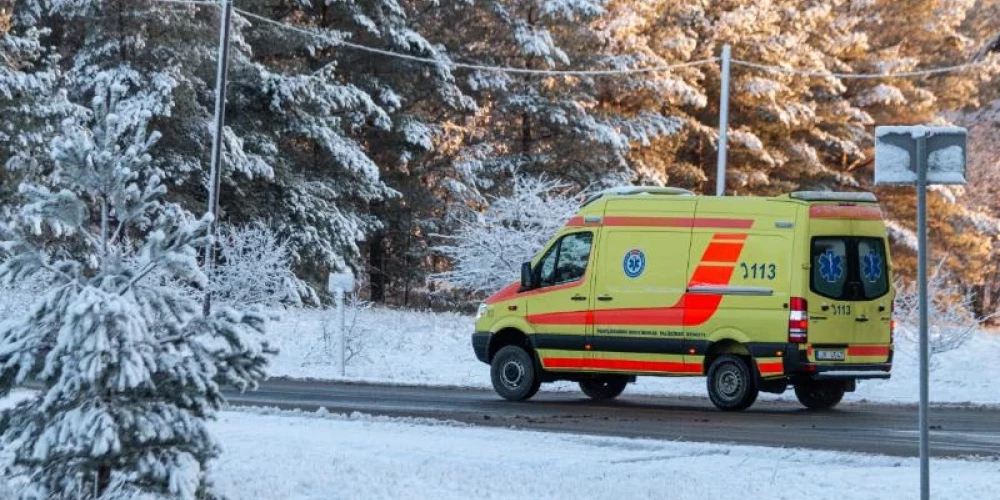 Negadījuma vietā mediķi palīdzību snieguši 16 cilvēkiem no kuriem sešiem bijusi nepieciešama hospitalizācija.