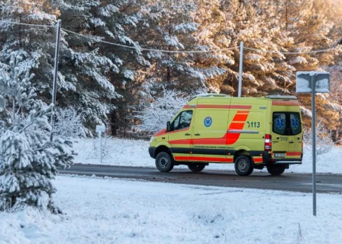 Negadījuma vietā mediķi palīdzību snieguši 16 cilvēkiem no kuriem sešiem bijusi nepieciešama hospitalizācija.