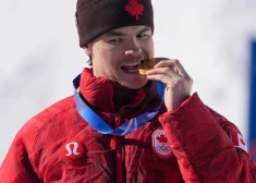 Kanādietis Kingsberijs izcīna zeltu duālajā mogulā