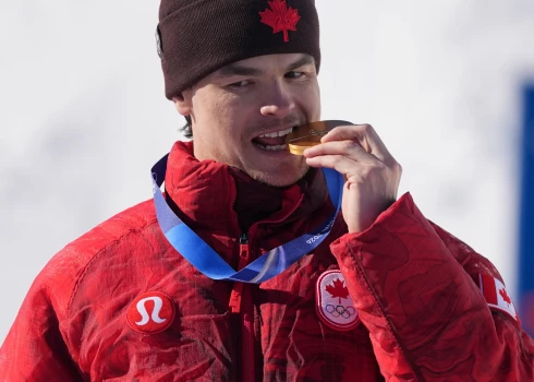 Mikaēls Kingsburijs izcīnījis otro medaļu šajās olimpiskajās spēlēs, šoreiz zelta.