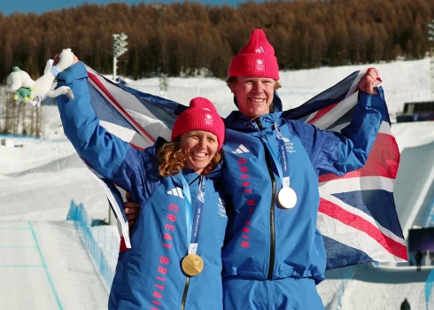 Lielbritānijas duets Hjū Naitingeils un Šarlote Benksa.