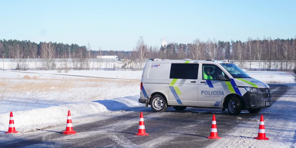 Valsts policija bloķējusi satiksmi piekļuvei avārijas vietai, kur notikusi astoņu automašīnu sadursme, no kurām seši ir vieglie transportlīdzekļi un divi - kravas.
