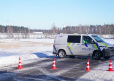 Valsts policija bloķējusi satiksmi piekļuvei avārijas vietai, kur notikusi astoņu automašīnu sadursme, no kurām seši ir vieglie transportlīdzekļi un divi - kravas.