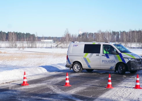 Valsts policija bloķējusi satiksmi piekļuvei avārijas vietai, kur notikusi astoņu automašīnu sadursme, no kurām seši ir vieglie transportlīdzekļi un divi - kravas.