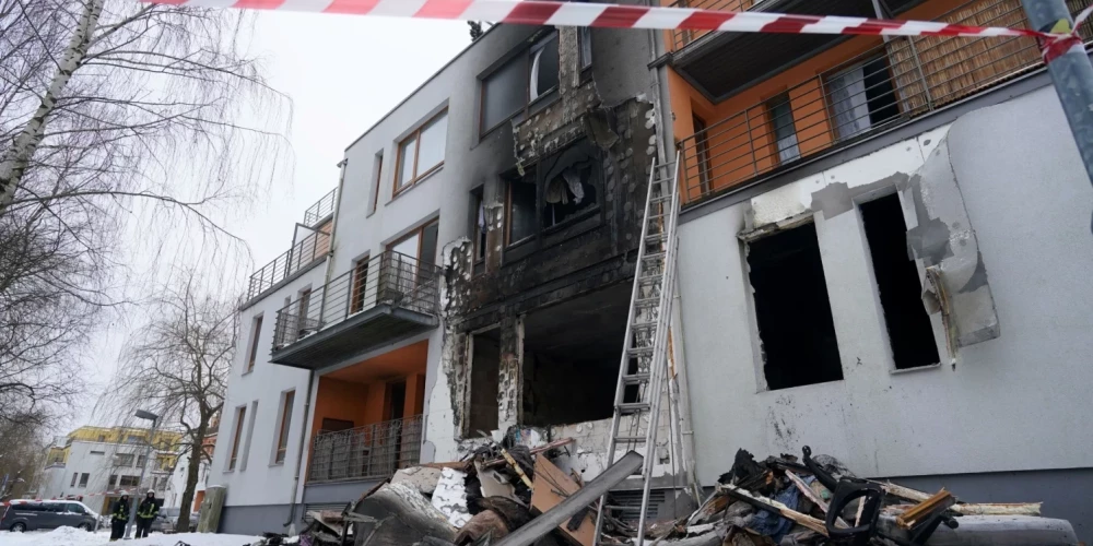 В результате пожара в жилом доме в Крусткалны Кекавского края 29 человек были спасены, но погибли два несовершеннолетних ребенка из одной семьи.