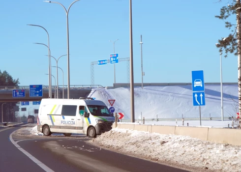 Valsts policija bloķējusi satiksmi uzbraukšanai uz Bauskas šosejas (A7), kur notikusi astoņu automašīnu sadursme, no kurām seši ir vieglie transportlīdzekļi un divi - kravas.