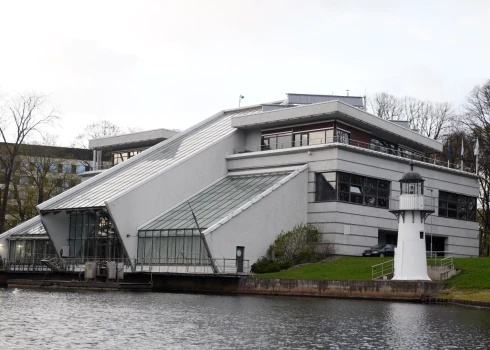 Rīgas brīvostas pārvalde Kronvalda parkā.