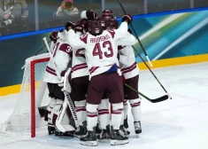 Cīņa līdz pēdējai minūtei, bet ripa vārtos nelido – Latvijas hokejisti zaudē Dānijai