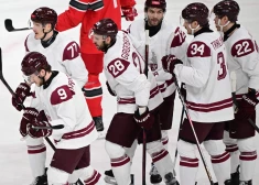 Cīņa līdz pēdējai minūtei, bet ripa vārtos nelido – Latvijas hokejisti zaudē Dānijai