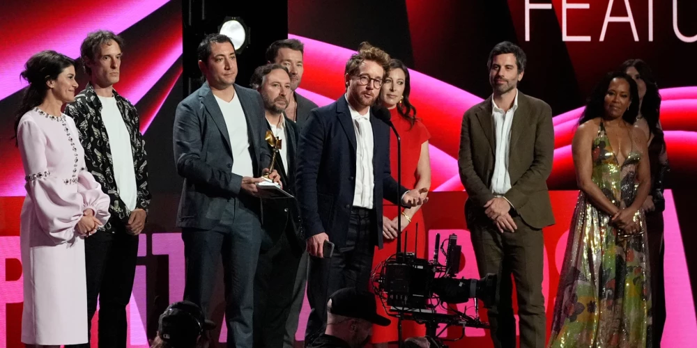 Holivudā svētdien "Independent Spirit Awards" balvu pasniegšanas ceremonijā labākās filmas godalgu saņēma režisora Klinta Beilija drāma "Train Dreams" ("Vilcienu sapņi").