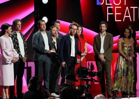 Holivudā svētdien "Independent Spirit Awards" balvu pasniegšanas ceremonijā labākās filmas godalgu saņēma režisora Klinta Beilija drāma "Train Dreams" ("Vilcienu sapņi").