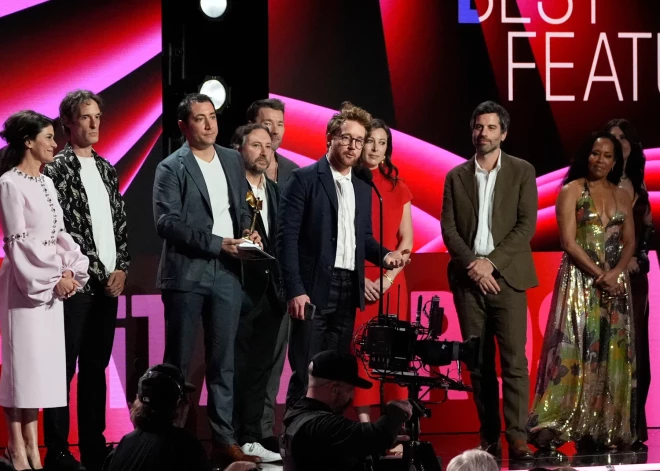 "Independent Spirit Awards": labākās filmas godalgu saņem "Train Dreams"